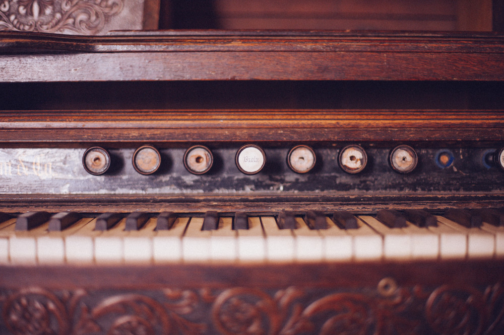 Public Domain Images - Old Organ Piano Black and White Keys Vintage Wood Rustic